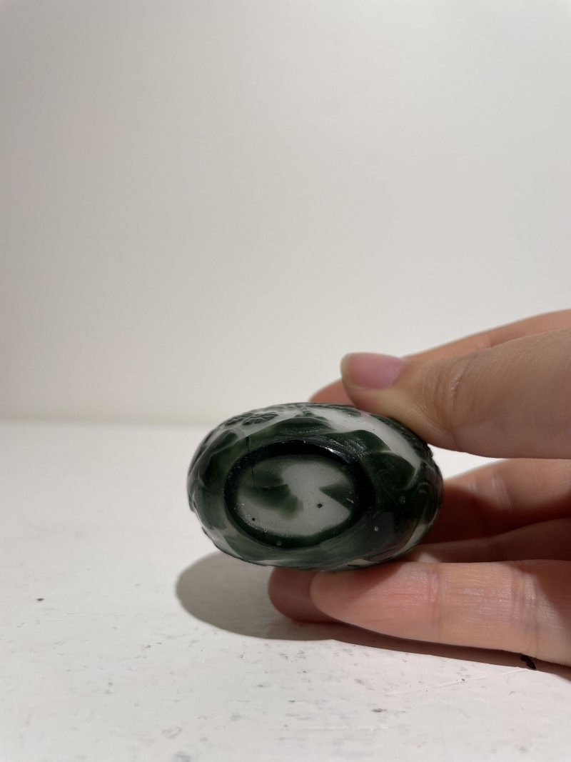 十九/二十世紀 白地套綠玻璃花鳥紋、淺綠地套三色玻璃蝶戀花紋、白地套藍玻璃行龍紋、玻璃胎畫琺琅花卉紋、多色玻璃葫蘆式、白地套墨黑玻璃印章紋鼻煙壺七件 其二⌈古月軒⌋藍料楷書款、⌈乾隆年製⌋青花楷書款 | SEVEN GLASS SNUFF BOTTLES - 图85