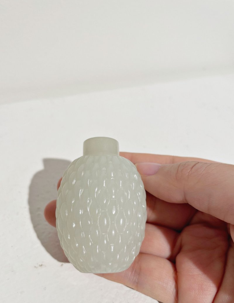 十八/十九世紀 白玉竹簍紋鼻煙壺、翡翠蓋 | A WHITE JADE 'WOVEN BASKET' SNUFF BOTTLE - 图23