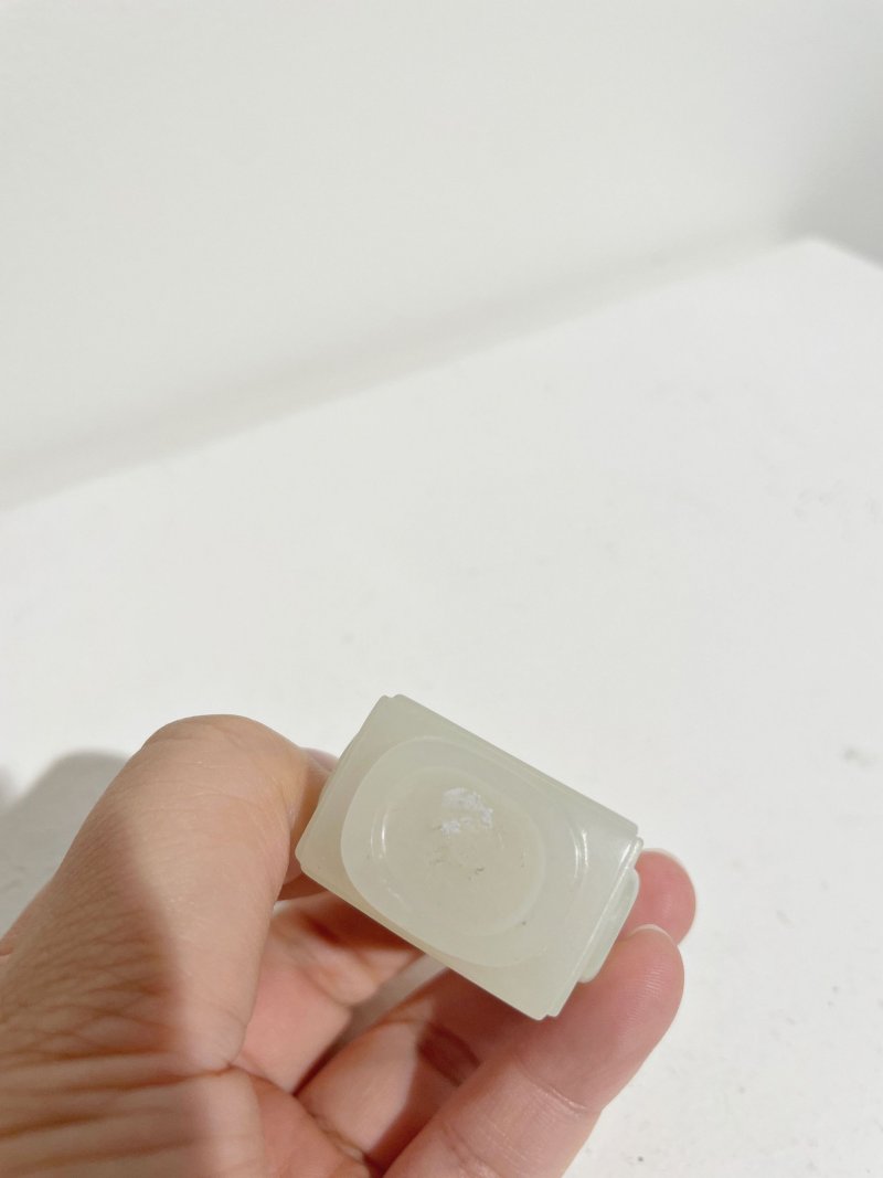 十八/十九世紀 白玉雙喜紋鼻煙壺、翡翠蓋 | A WHITE JADE 'DOUBLE HAPPINESS' SNUFF BOTTLE - 图19