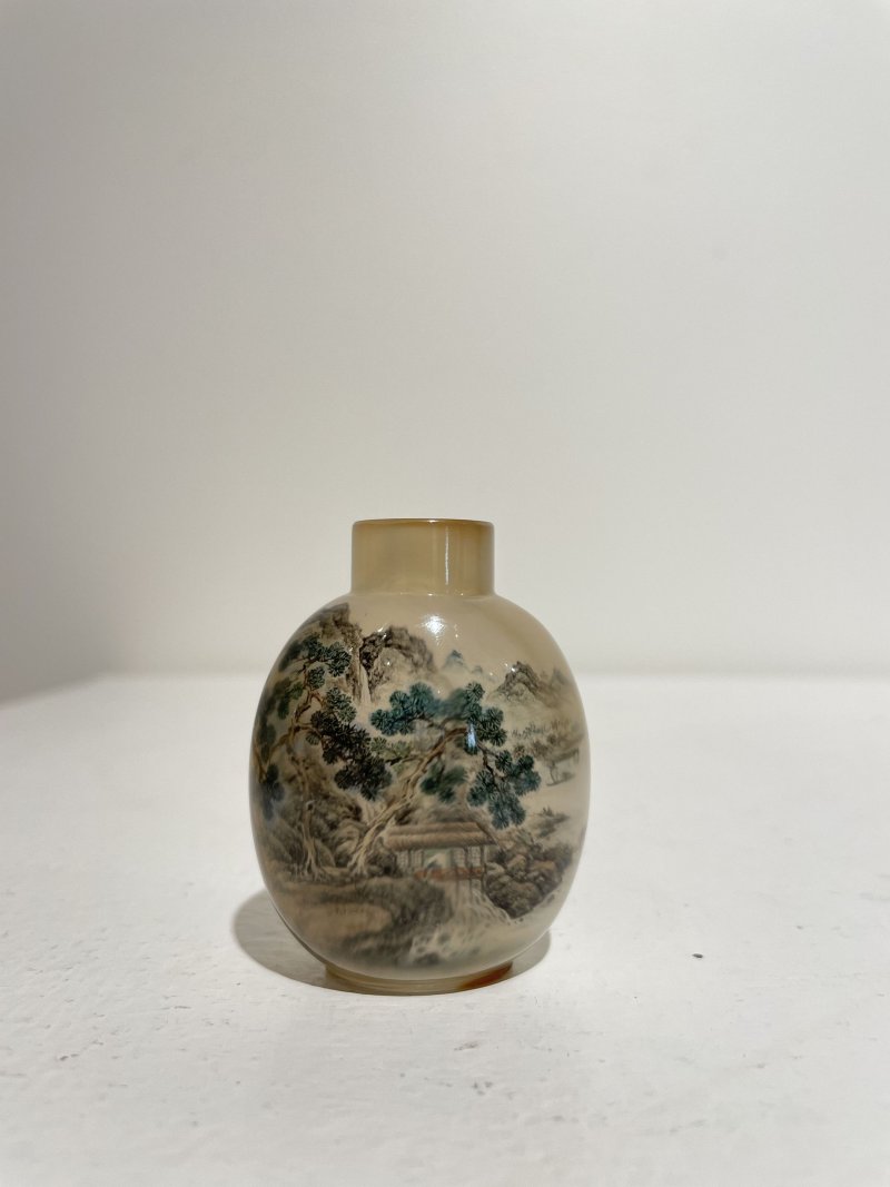 （壺）十九世紀 王習三作 瑪瑙内畫⌈杏巷村⌋鼻煙壺、翡翠蓋 一九七四年作 | AN INSIDE PAINTED AGATE 'LANDSCAPE' SNUFF BOTTLE - 图17