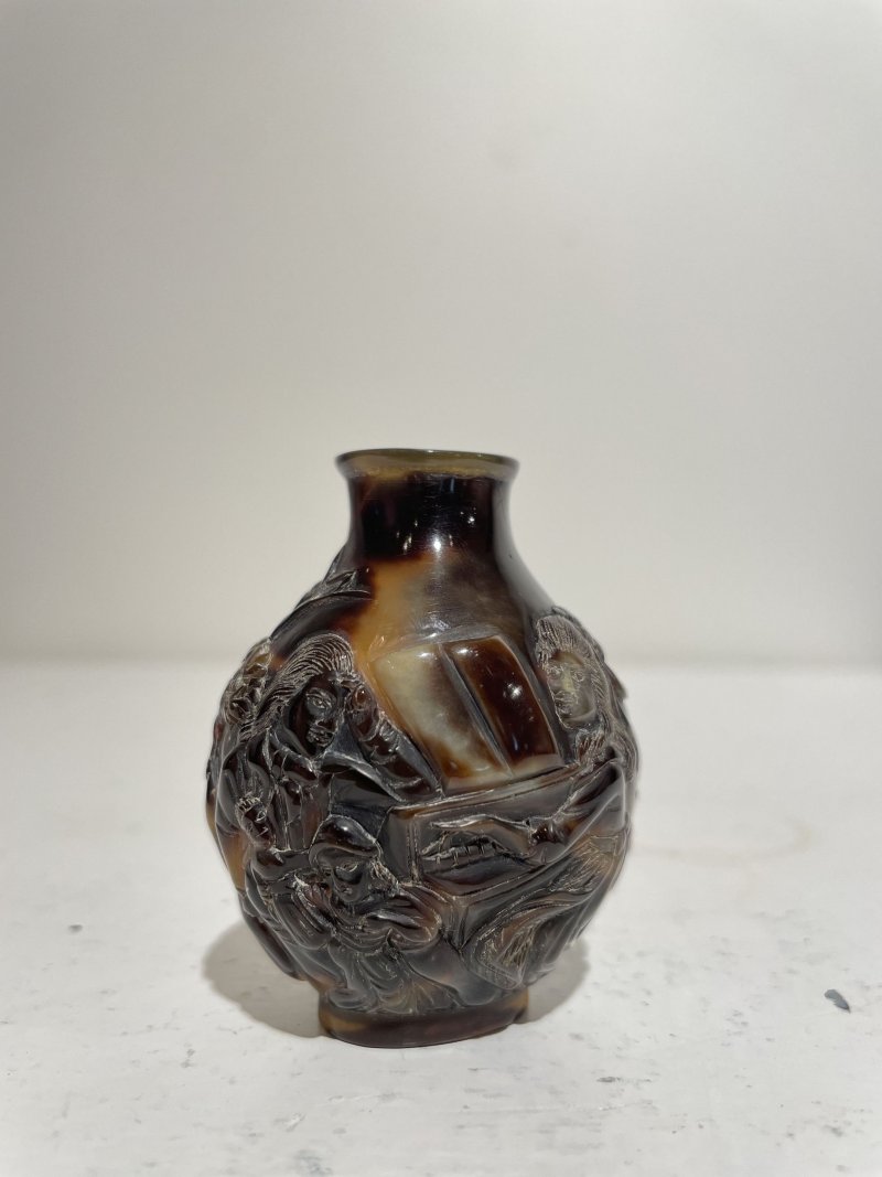 晚清 玳瑁西洋人物紋鼻煙壺 | A TORTOISESHELL 'EUROPEAN SUBJECTS' SNUFF BOTTLE - 图7