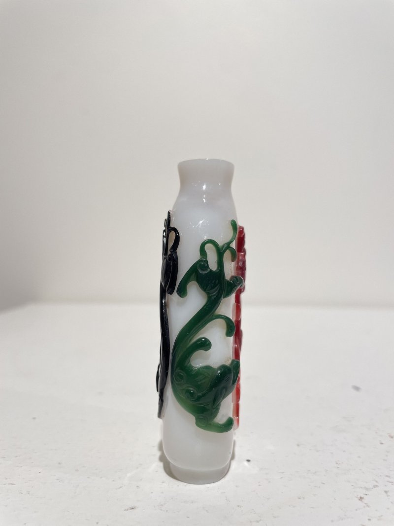1820-1880年 白地套五色玻璃螭龍紋鼻煙壺 | A MULTI-COLOUR OVERLAY GLASS 'CHI-DRAGON' SNUFF BOTTLE - 图23