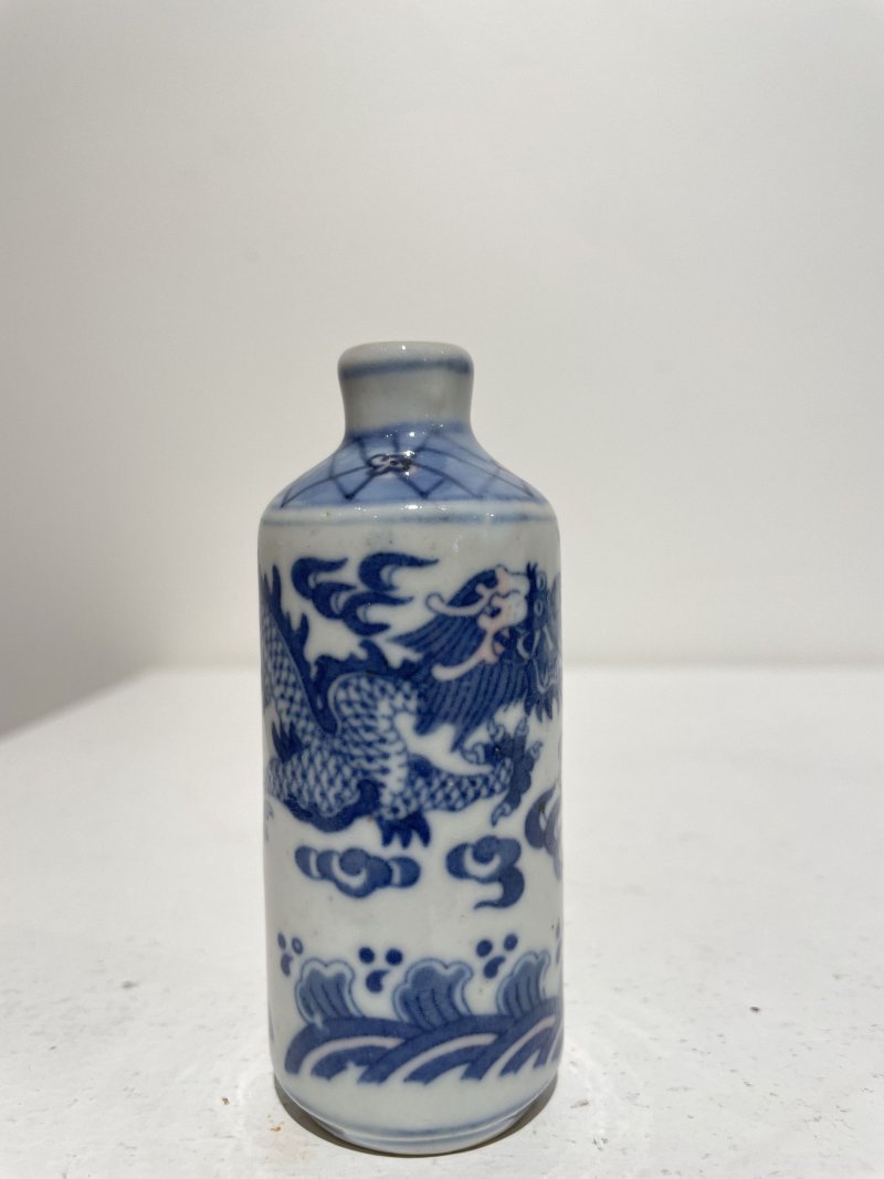 二十世紀中期 青花釉裏紅海水雲龍紋鼻煙壺二件 ⌈大清康熙年製⌋、⌈大清乾隆年製⌋青花楷書款 | TWO UNDERGLAZE-BLUE AND COPPER-RED SNUFF BOTTLES - 图11