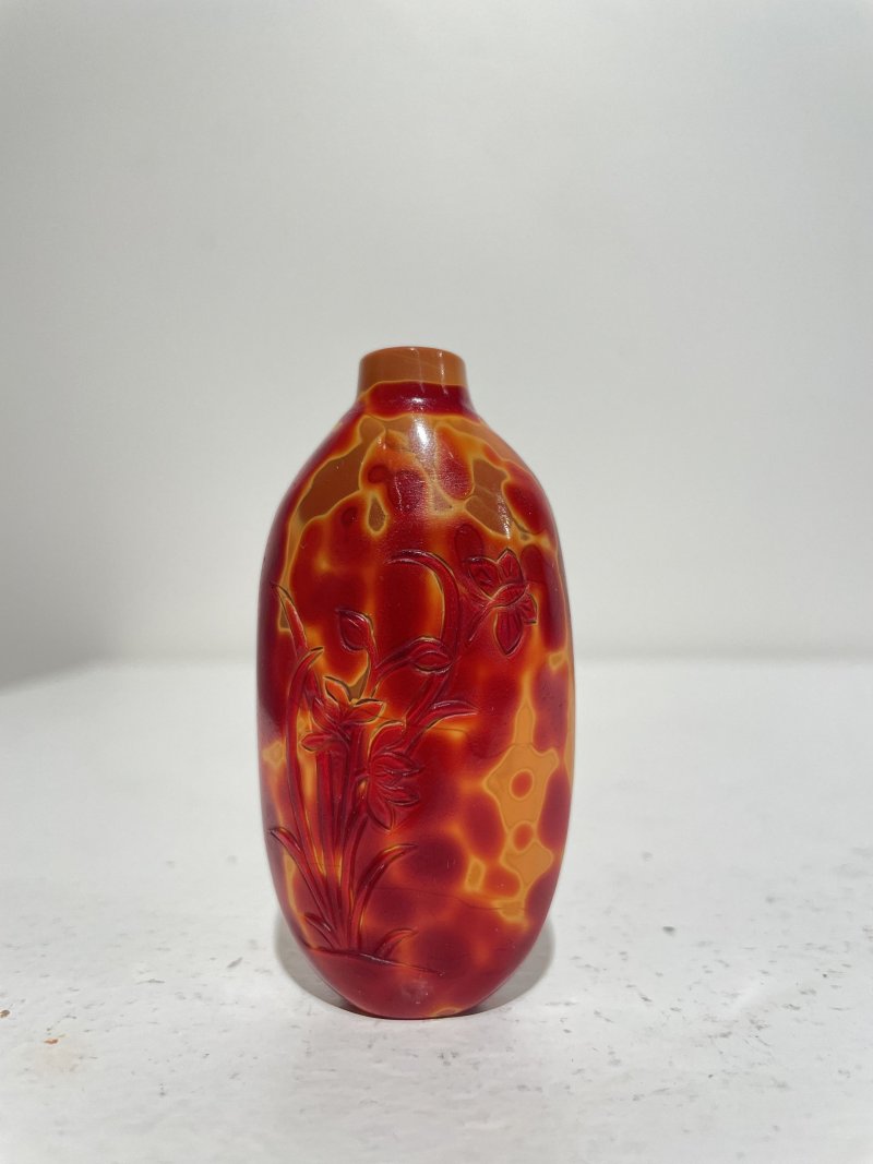 十九/二十世紀 仿雄黃玻璃蘭蝶紋、藍地灑金星玻璃鼻煙壺二件 | A GLASS SNUFF BOTTLE IMITATING REALGAR AND A SAPPHIRE-BLUE AVENTURINE-GLASS SNUFF BOTTLE - 图13