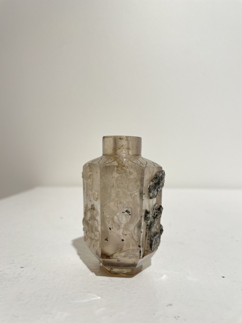 晚清至民國 煙晶六棱巧色花鳥紋鼻煙壺、珊瑚鑲（或）米珠蓋 | A HEXAGONAL SMOKY QUARTZ 'BIRDS AND LANDSCAPES' SNUFF BOTTLE - 图26