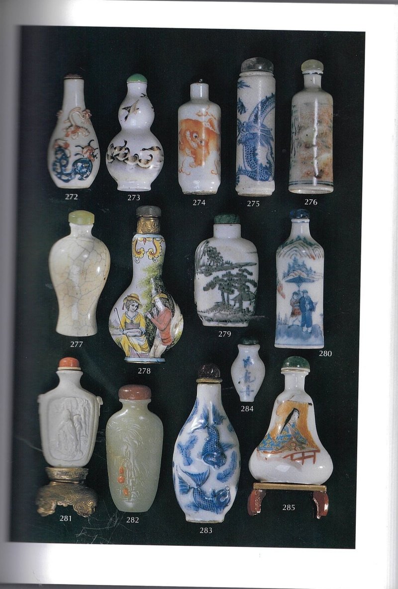 十九世紀 瓷胎模印局部施釉人物紋鼻煙壺、鎏金鳳紋座 | A MOULDED AND PARTIALLY GLAZED BISCUIT 'FIGURES' SNUFF BOTTLE - 图2