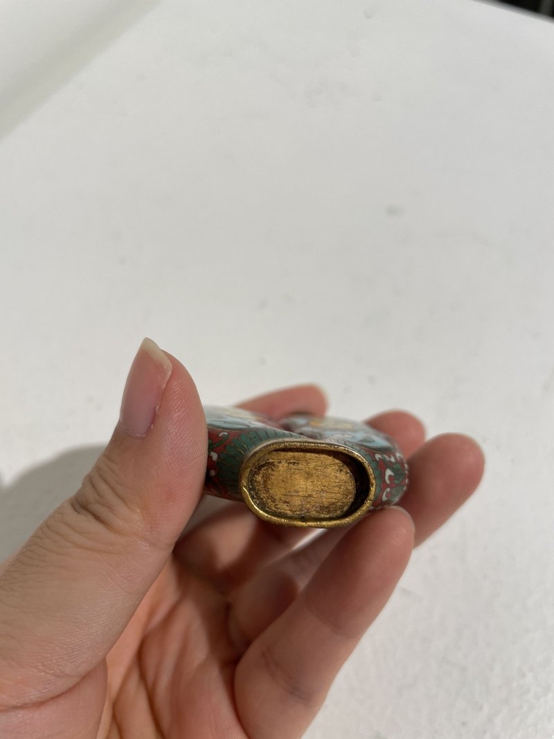 晚清 銅胎琺琅雙聯牛角形博古紋鼻煙壺 | A CLOISONNÉ DOUBLE SNUFF BOTTLE - 图4