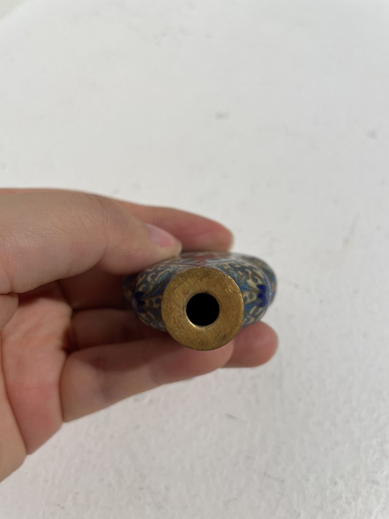 二十世紀 銅胎琺琅⌈松鶴延年⌋、⌈雙兔⌋鼻煙壺二件 | TWO CLOISONNÉ SNUFF BOTTLES - 图7
