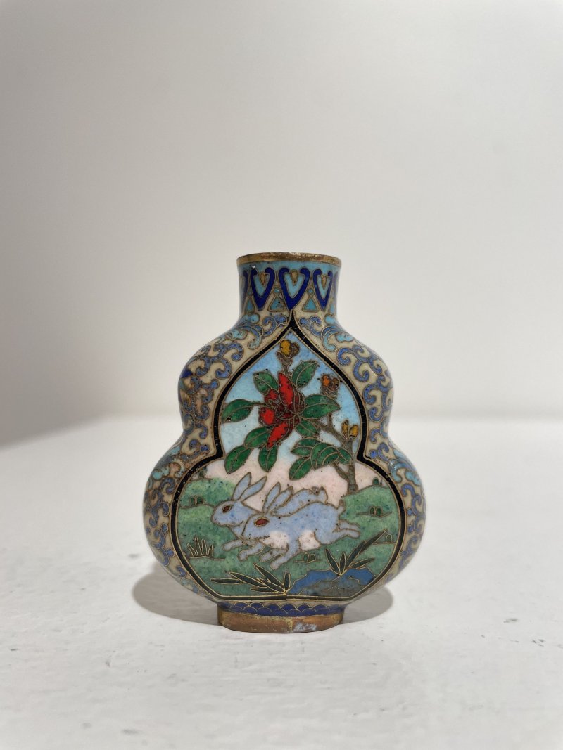 二十世紀 銅胎琺琅⌈松鶴延年⌋、⌈雙兔⌋鼻煙壺二件 | TWO CLOISONNÉ SNUFF BOTTLES - 图29