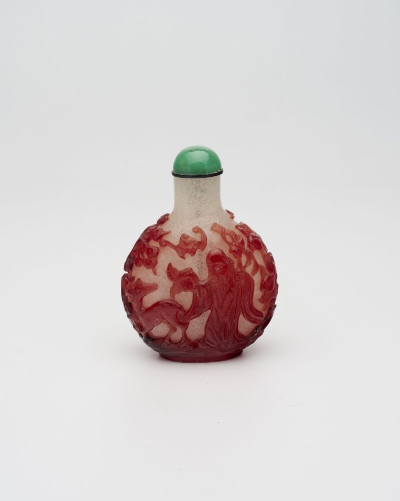 十九世紀 珍珠地套紅玻璃⌈松鶴延年⌋鼻煙壺 | A RED OVERLAY GLASS 'LONGEVITY' SNUFF BOTTLE - 图6