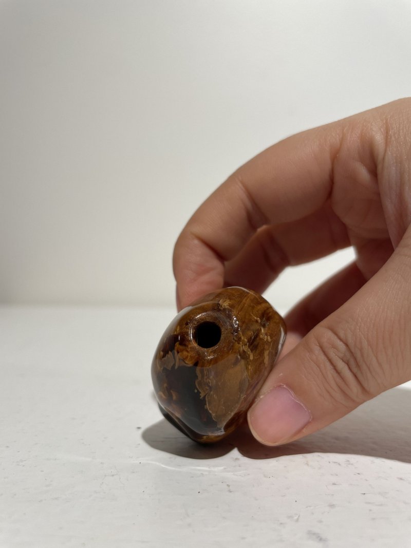 十九世紀 根珀、核桃鼻煙壺二件 | A ROOT AMBER AND A LACQUERED WALNUT SNUFF BOTTLE - 图9