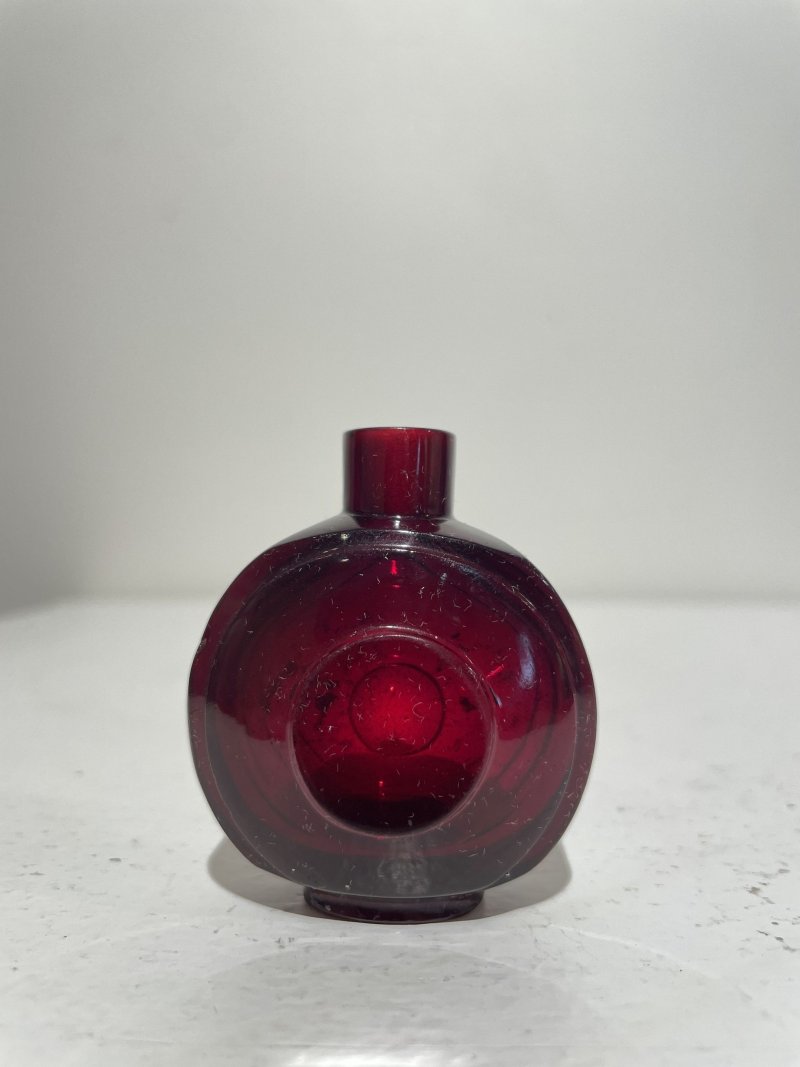 十九/二十世紀 寶石紅、藍玻璃鼻煙壺二件 | A RUBY-RED AND A BLUE GLASS SNUFF BOTTLES - 图6