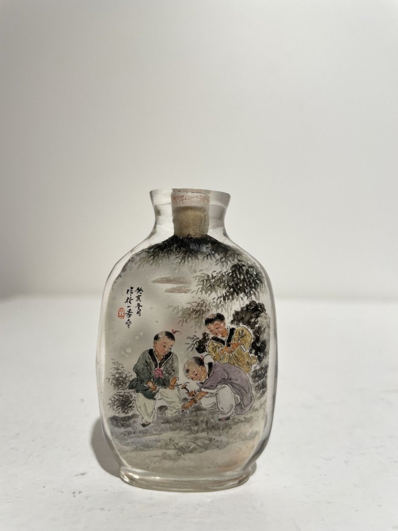 一九八三年 玻璃内畫⌈嬰戯琢釘•稚子垂釣⌋鼻煙壺 | AN INSIDE PAINTED GLASS 'CHILDREN' SNUFF BOTTLE - 图16