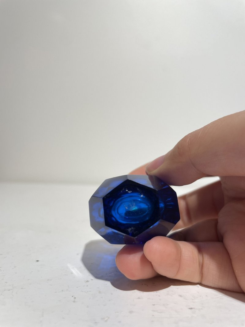 十八/十九世紀 藍玻璃磨花鼻煙壺 | A MULTI-FACETED BLUE GLASS SNUFF BOTTLE - 图2