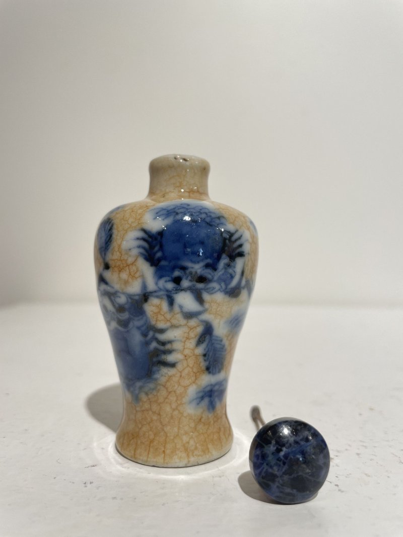 十九/二十世紀 青花⌈二甲傳臚⌋小梅瓶、豆青釉抱月瓶式鼻煙壺二件及鼻煙碟一件 （碟）⌈玩玉⌋青花楷書款 | TWO CERAMIC SNUFF BOTTLES AND A SNUFF DISH - 图17
