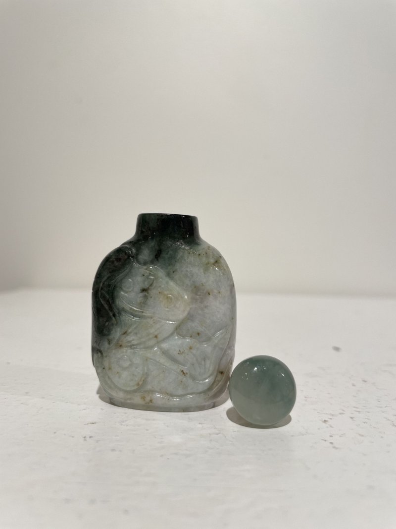 十九/二十世紀 碧玉⌈瓜瓞⌋、翡翠巧雕⌈連年有餘⌋、虎眼石⌈佛手⌋鼻煙壺三件 | A SPINACH JADE 'MELON', A JADEITE 'LOTUS' AND A TIGER'S EYE 'FINGER CITRON' SNUFF BOTTLES - 图25