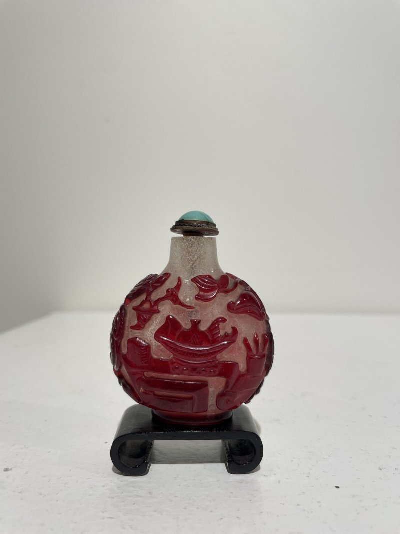 十九世紀 霏雪地套紅玻璃博古紋鼻煙壺 | A RED OVERLAY GLASS 'ANTIQUITY' SNUFF BOTTLE - 图10