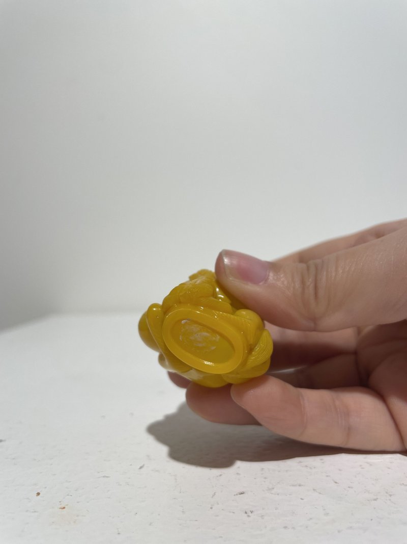 民國 雞油黃玻璃蓮瓣紋、「代代封侯」鼻煙壺二件及鼻煙碟二件 | TWO YELLOW GLASS SNUFF BOTTLES AND TWO SNUFF DISHES - 图6