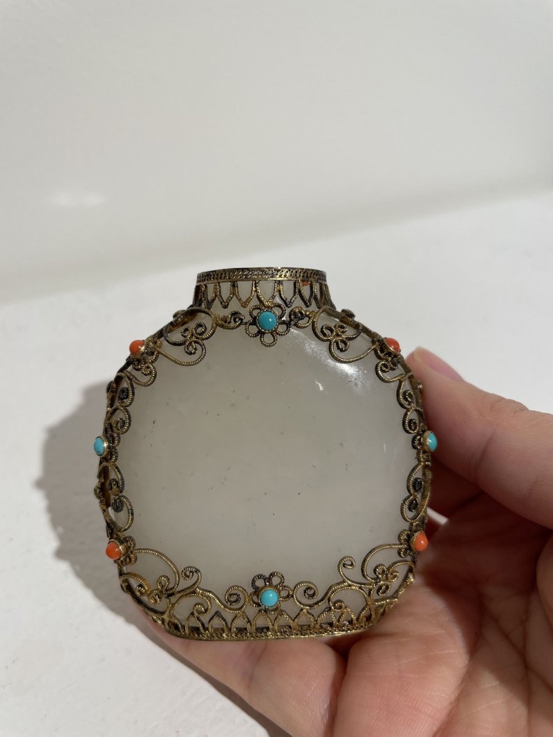 （玉）十八/十九世紀 白玉累絲鑲珊瑚綠松石珊瑚鼻煙壺 | AN INLAID FILIGREE-MOUNTED WHITE JADE SNUFF BOTTLE - 图11