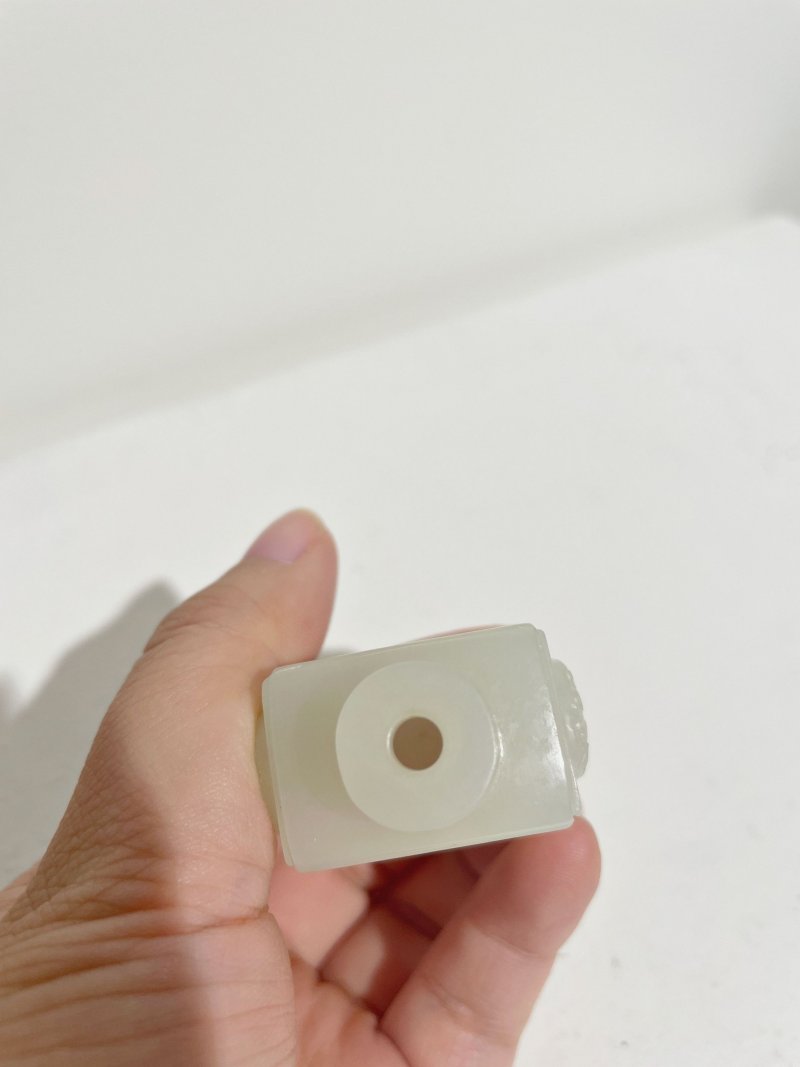 十八/十九世紀 白玉雙喜紋鼻煙壺、翡翠蓋 | A WHITE JADE 'DOUBLE HAPPINESS' SNUFF BOTTLE - 图20