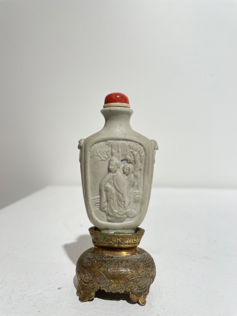 十九世紀 瓷胎模印局部施釉人物紋鼻煙壺、鎏金鳳紋座 | A MOULDED AND PARTIALLY GLAZED BISCUIT 'FIGURES' SNUFF BOTTLE - 图28