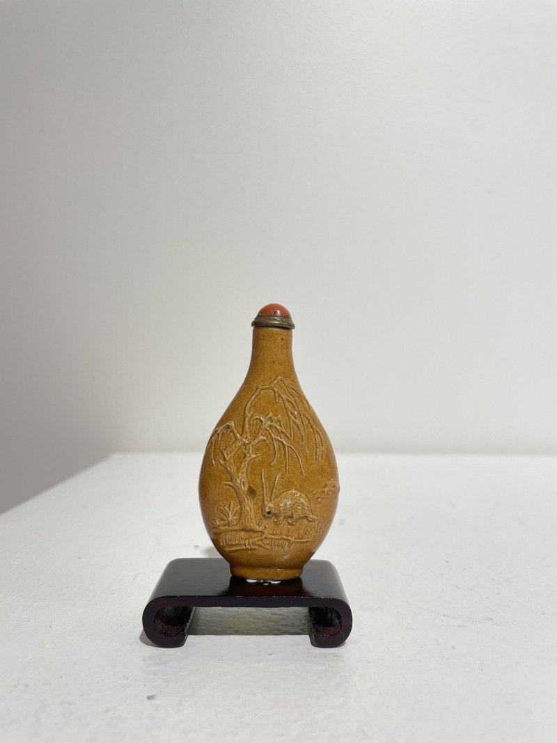 晚清至民國 瓷胎琥珀釉柳蔭兔紋鼻煙壺 | A MOULDED AND AMBER-GLAZED BISCUIT 'RABBIT' SNUFF BOTTLE - 图26