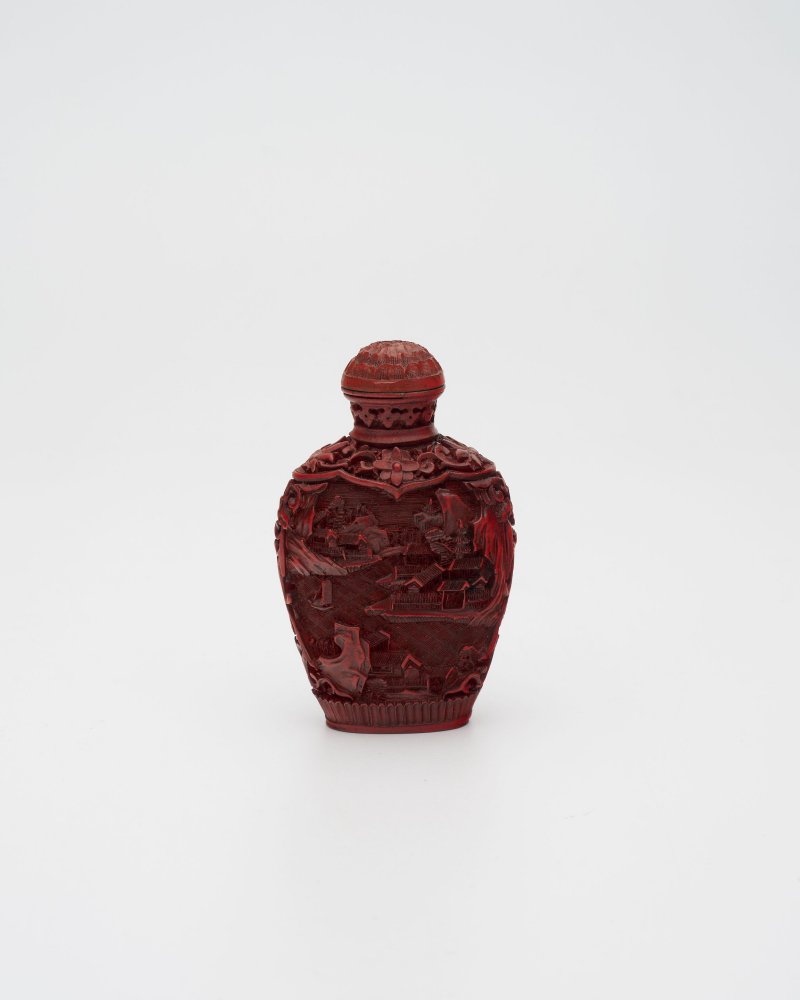 十九世紀 剔紅山水人物故事紋鼻煙壺 | A CINNABAR LACQUER 'LANDSCAPE' SNUFF BOTTLE - 图2