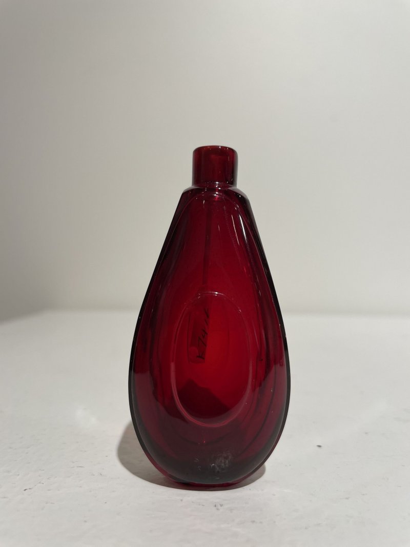 十八/十九世紀 寶石紅玻璃鼻煙壺 | A RUBY-RED GLASS SNUFF BOTTLE - 图7