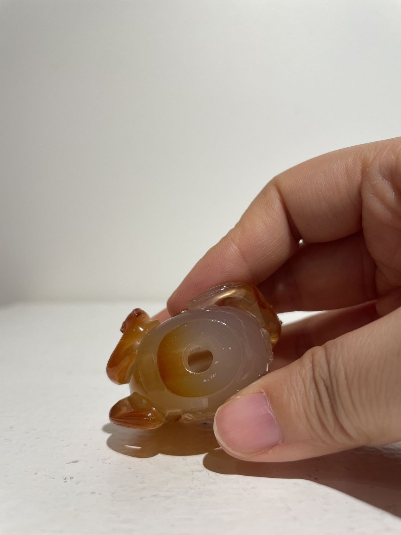 十九/二十世紀 橙色瑪瑙松鼠葡萄紋、紫色條帶瑪瑙雛菊紋鼻煙壺二件 | AN CHALCEDONY AGATE 'SQUIRREL' AND A STRIATED LAVENDER AGATE 'DAISY' SNUFF BOTTLE - 图5