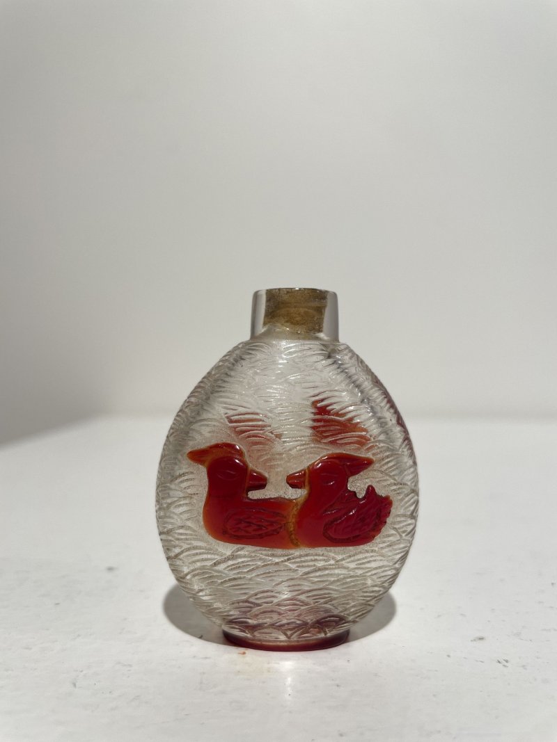 十九世紀 透明地套紅玻璃⌈鴛鴦戲水⌋鼻煙壺 | A RED OVERLAY GLASS 'MANDARIN DUCKS' SNUFF BOTTLE - 图16