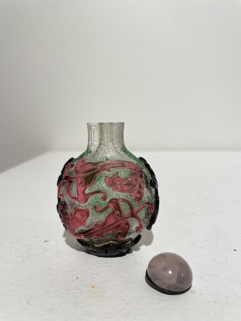 晚清 透明地套雙色玻璃螭龍紋鼻煙壺 | A MULTI-COLOUR OVERLAY GLASS 'CHI-DRAGON' SNUFF BOTTLE - 图19