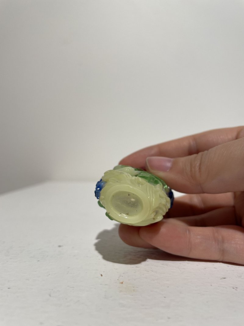 晚清至民國 涅白地套四色玻璃福來、花卉紋鼻煙壺二件 | TWO MULTI-COLOUR OVERLAY TRANSLUCENT GLASS 'FLORAL' AND 'RADISH' SNUFF BOTTLES - 图33