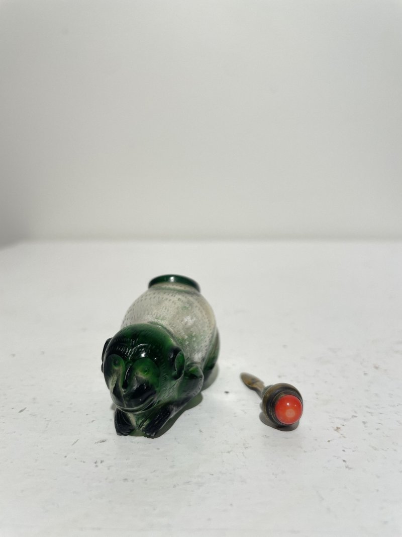十九世紀 玻璃「猴」、「犬」、「羊」鼻煙壺三件 | THREE BI-COLOUR GLASS 'ZODIAC ANIMALS' SNUFF BOTTLES - 图23