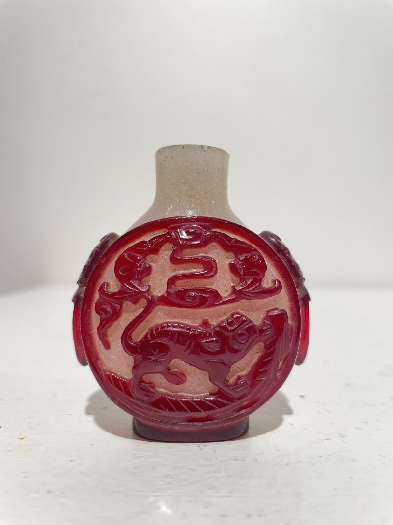 晚清 霏雪地套紅玻璃⌈龍•寅虎納福⌋、龍紋鼻煙壺二件 | TWO RED OVERLAY GLASS 'DRAGON' AND 'TIGER' SNUFF BOTTLES - 图21
