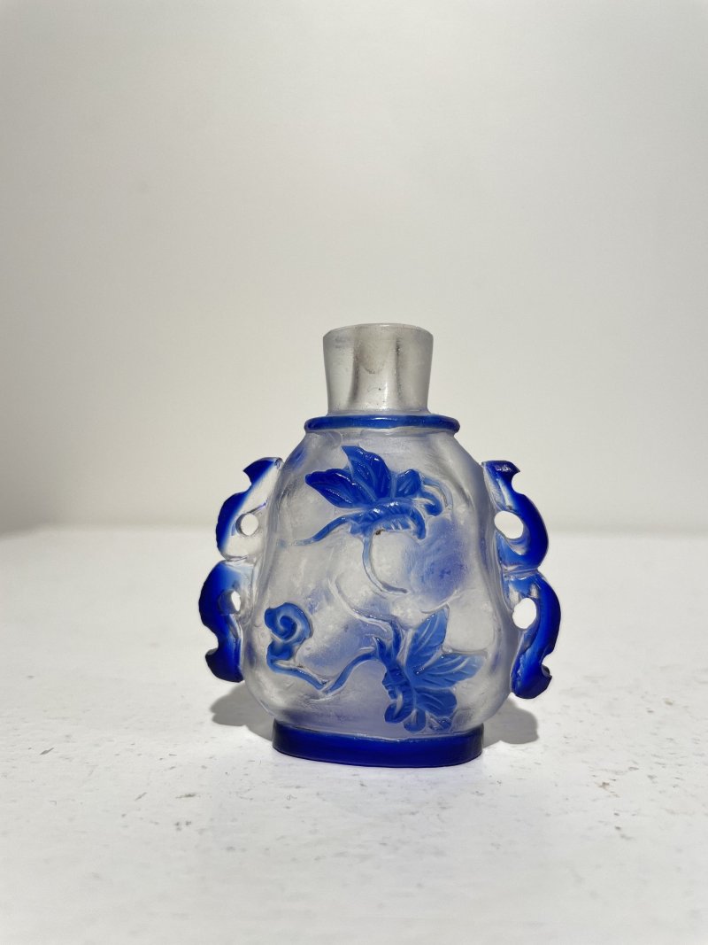 十九/二十世紀 藍玻璃竹簍紋、霏雪地套藍玻璃開光八駿紋、素面開光、透明地套藍玻璃蝴蝶花卉紋鼻煙壺四件 | THREE BLUE OVERLAY GLASS AND A SAPPHIRE-BLUE GLASS SNUFF BOTTLES - 图39