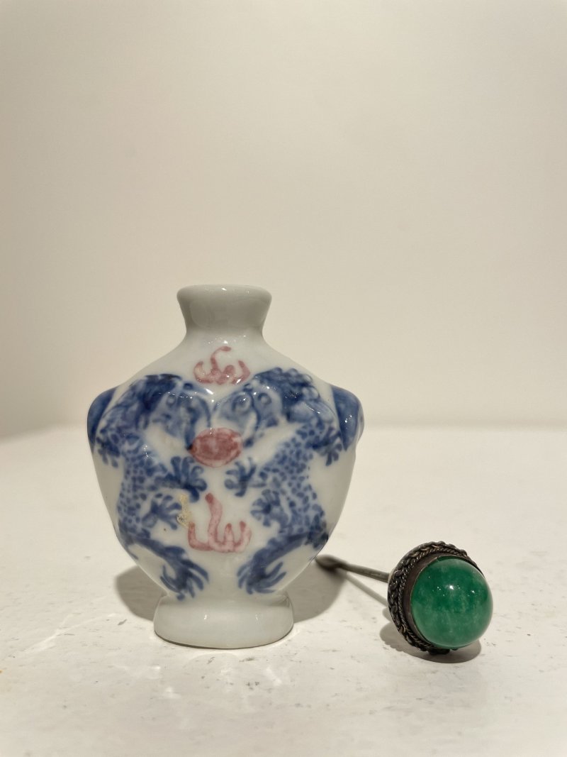 十九/二十世紀 青花庭院仕女紋、青花釉裏紅雙龍戲珠紋、瓷胎立姿童子、臥姿仕女、立姿老者鼻煙壺五件 其三⌈道光年製⌋、⌈乾隆年製⌋青花楷書款 | FIVE CERAMIC SNUFF BOTTLES - 图8