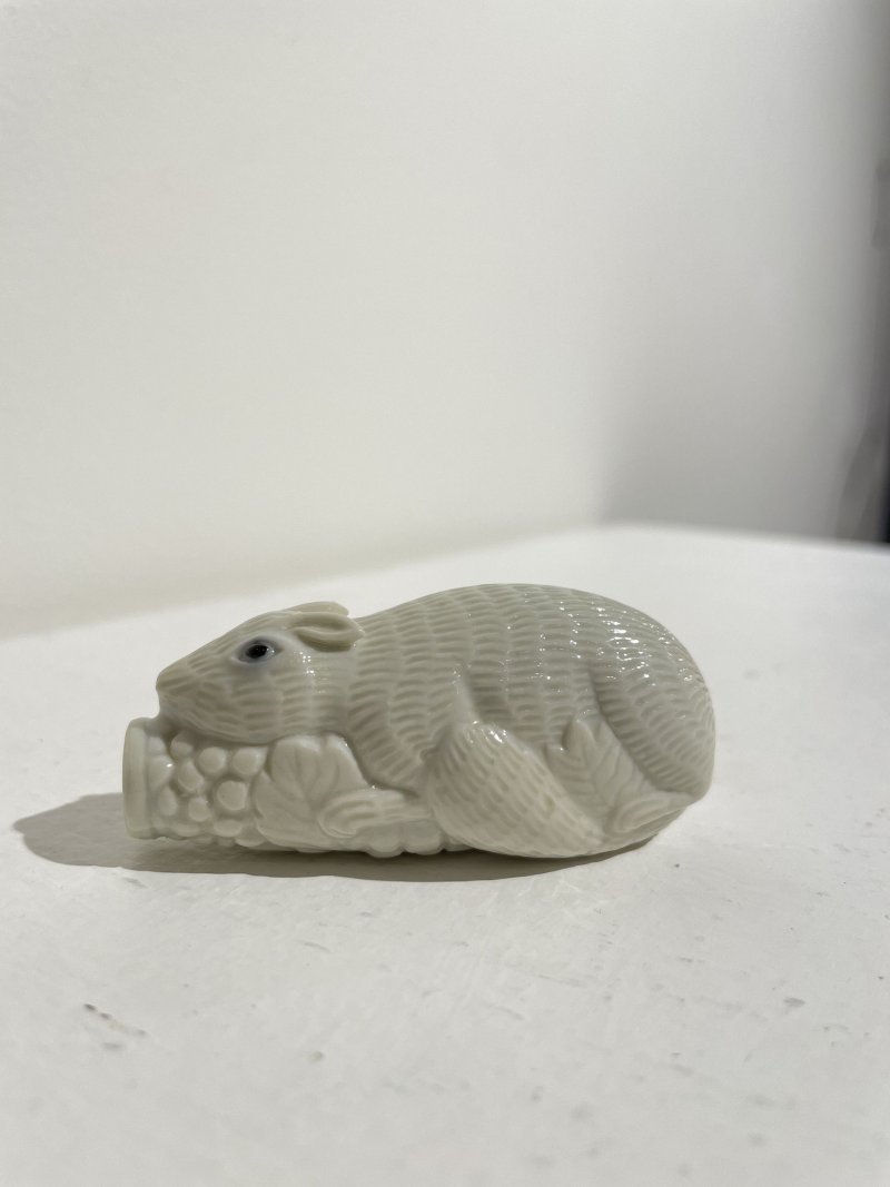 約一八五零年間 白釉模印⌈松鼠葡萄⌋鼻煙壺 | A MOULDED WHITE-GLAZED 'SQUIRREL AND GRAPES' SNUFF BOTTLE - 图7