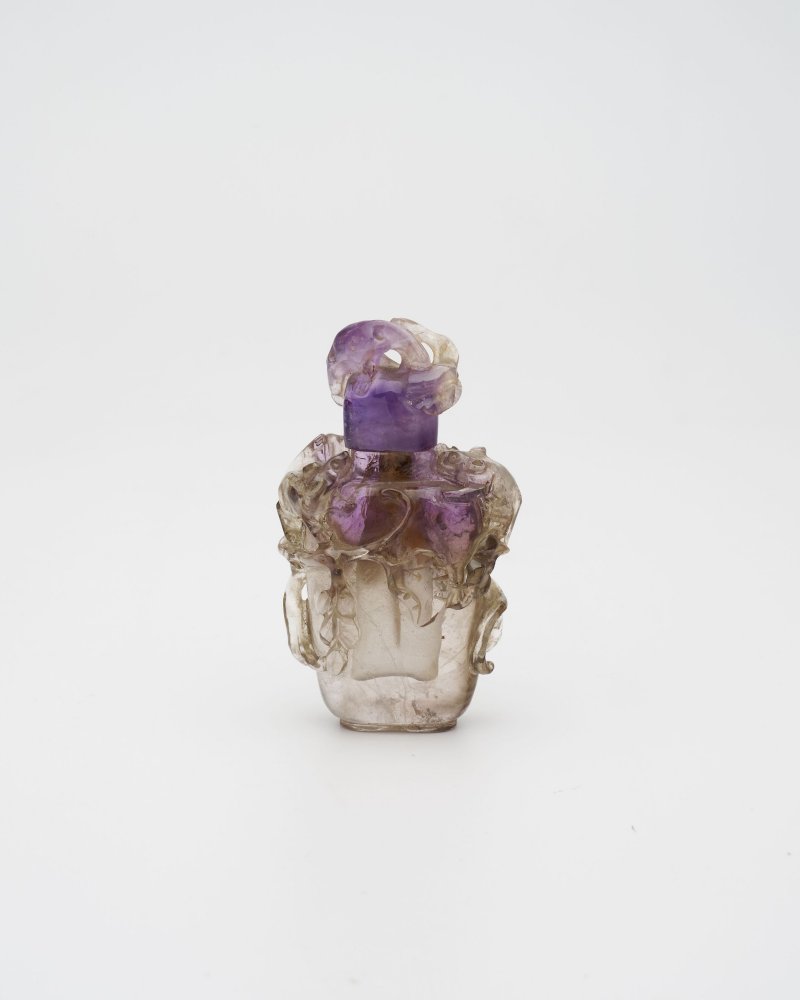 十九世紀 紫水晶⌈松鼠葡萄⌋鼻煙壺、紫水晶⌈松鼠⌋蓋 | AN AMETHYST 'SQUIRREL AND GRAPES' SNUFF BOTTLE