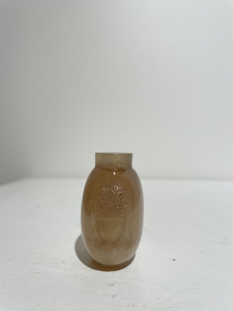 十九/二十世紀 碧石光素、瑪瑙光素鼻煙壺二件 | A JASPER AND AN AGATE SNUFF BOTTLE - 图5