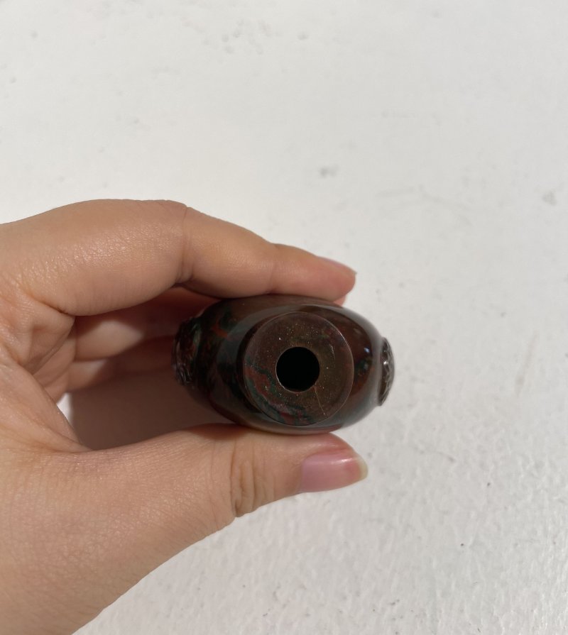 十九/二十世紀 碧石光素、瑪瑙光素鼻煙壺二件 | A JASPER AND AN AGATE SNUFF BOTTLE - 图28