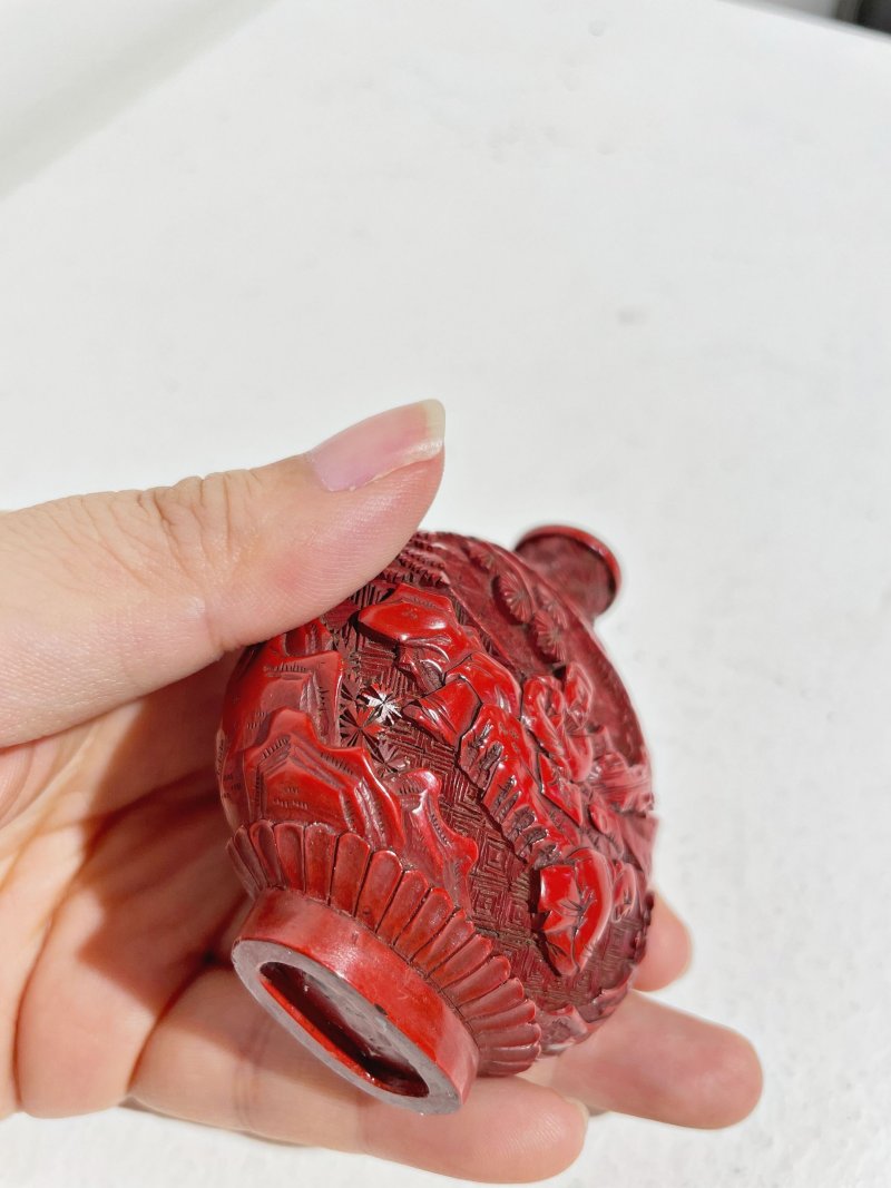 十九世紀 剔紅山水人物紋鼻煙壺、木雕石紋座 | A CINNABAR LACQUER 'FIGURES IN LANDSCAPE' SNUFF BOTTLE - 图3