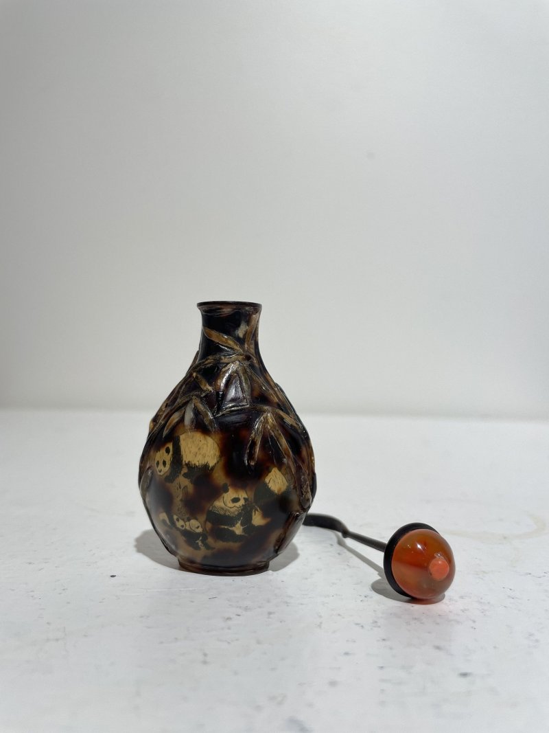 二十世紀中期 玳瑁内繪熊貓紋鼻煙壺 | AN INSIDE PAINTED TORTOISESHELL 'PANDA' SNUFF BOTTLE - 图13
