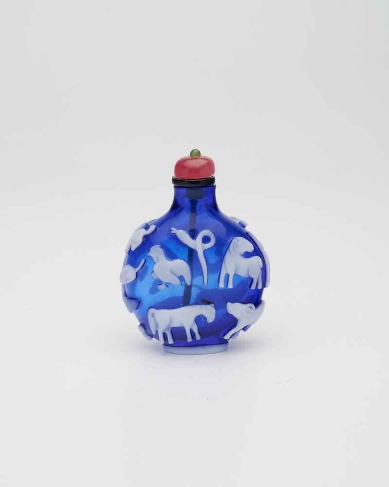 十九世紀 藍地套白玻璃十二生肖紋鼻煙壺 | A WHITE OVERLAY SAPPHIRE GLASS 'ZODIAC' SNUFF BOTTLE