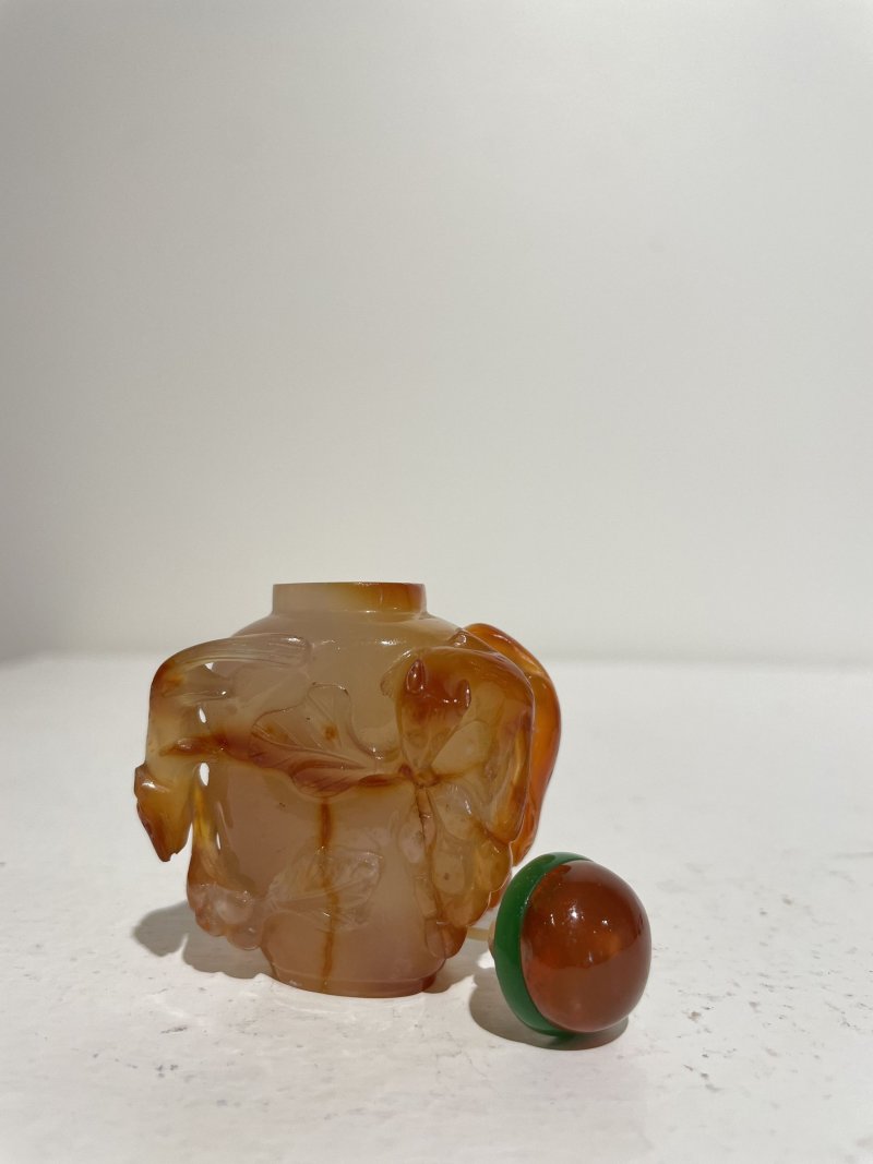 十九/二十世紀 橙色瑪瑙松鼠葡萄紋、紫色條帶瑪瑙雛菊紋鼻煙壺二件 | AN CHALCEDONY AGATE 'SQUIRREL' AND A STRIATED LAVENDER AGATE 'DAISY' SNUFF BOTTLE - 图28