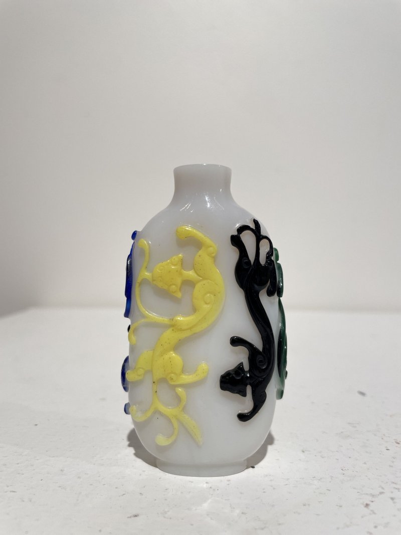 1820-1880年 白地套五色玻璃螭龍紋鼻煙壺 | A MULTI-COLOUR OVERLAY GLASS 'CHI-DRAGON' SNUFF BOTTLE - 图24