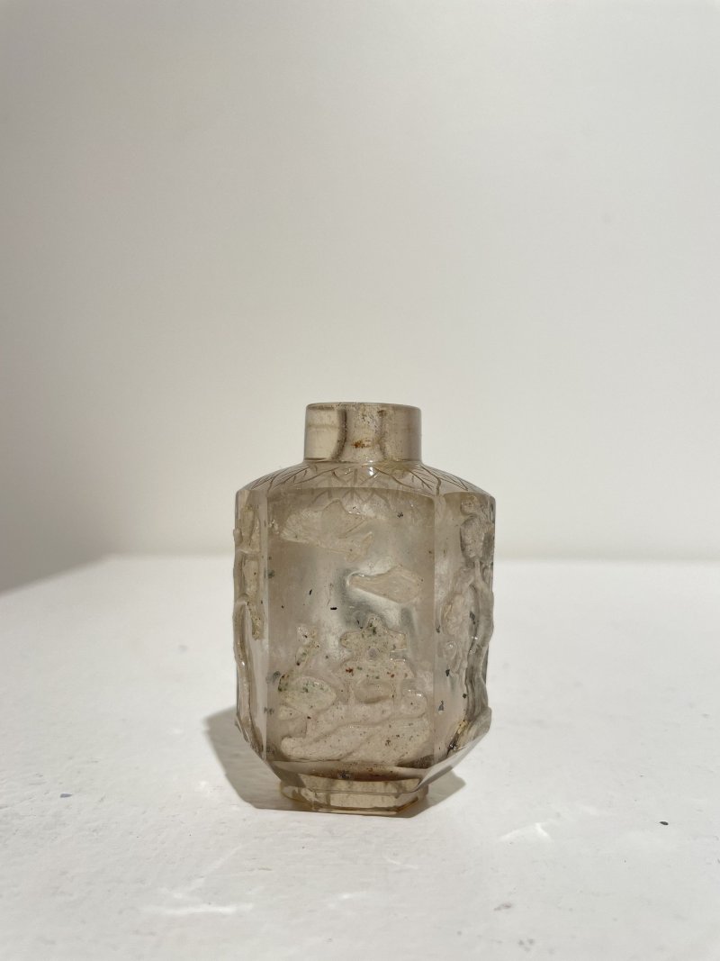 晚清至民國 煙晶六棱巧色花鳥紋鼻煙壺、珊瑚鑲（或）米珠蓋 | A HEXAGONAL SMOKY QUARTZ 'BIRDS AND LANDSCAPES' SNUFF BOTTLE - 图27