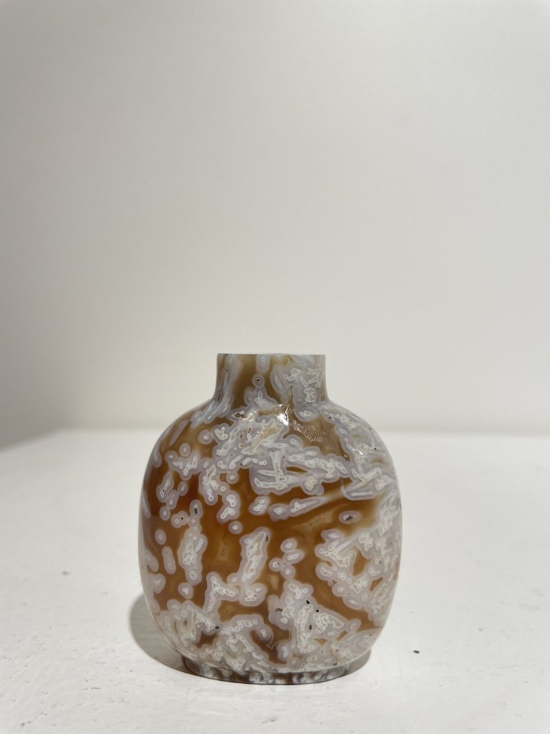 十九世紀 灯心草瑪瑙鼻煙壺、珊瑚點翡翠蓋 | A 'MACARONI' AGATE SNUFF BOTTLE - 图7