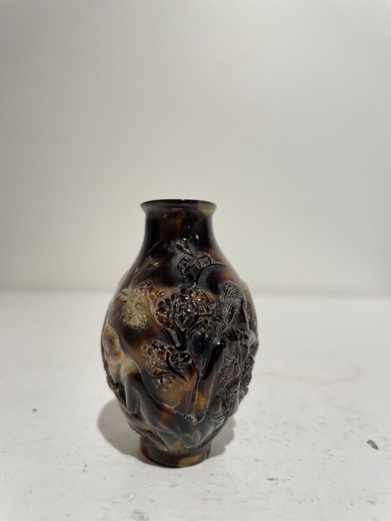 晚清 玳瑁西洋人物紋鼻煙壺 | A TORTOISESHELL 'EUROPEAN SUBJECTS' SNUFF BOTTLE - 图8