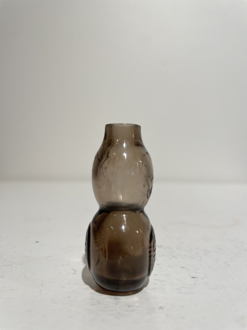 十九世紀 煙晶福壽葫蘆形鼻煙壺 | A SMOKEY CRYSTAL GOURD-SHAPED 'BAT AND SHOU CHARACTER' SNUFF BOTTLE - 图5