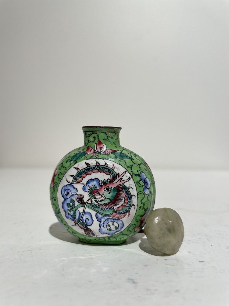 傳承： | TWO PAINTED ENAMEL, TWO CLOISONNÉ, AND A FAMILLE ROSE SNUFF BOTTLE - 图77